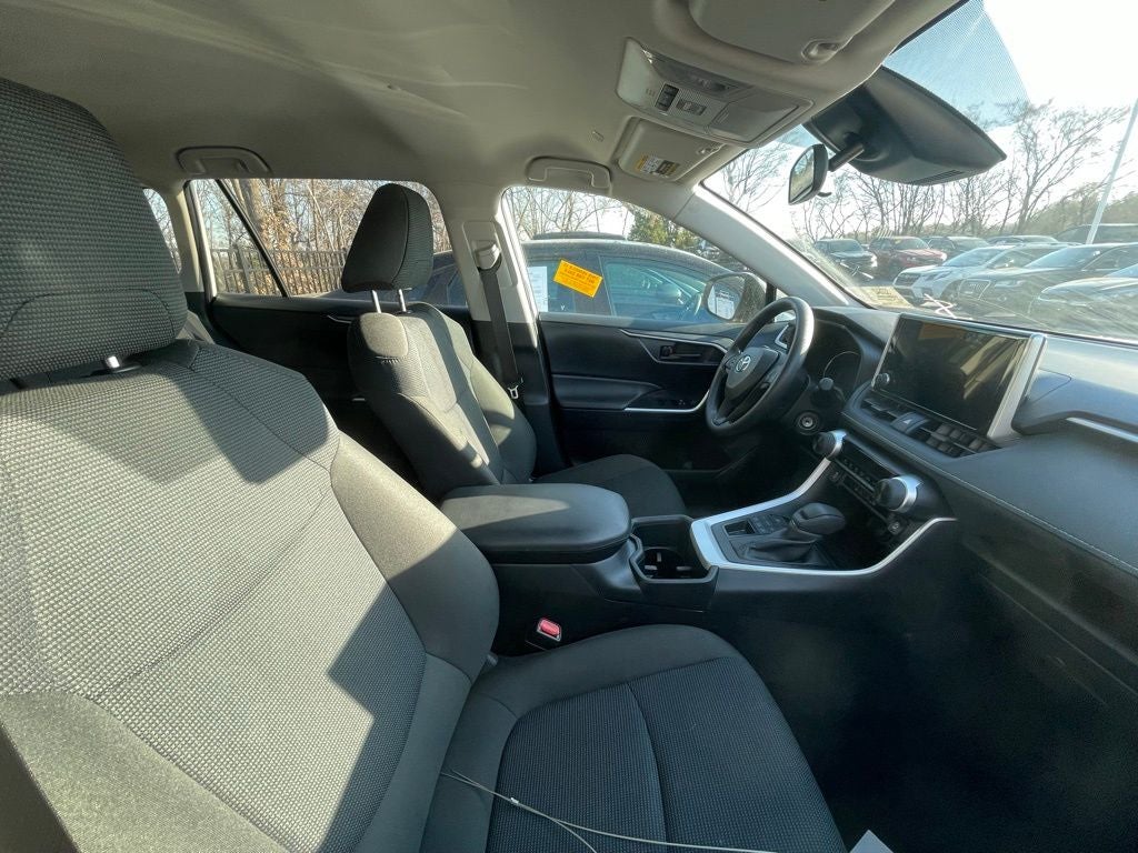 2025 Toyota RAV4 LE - WIRELESS APPLE CARPLAY / 30 MPG