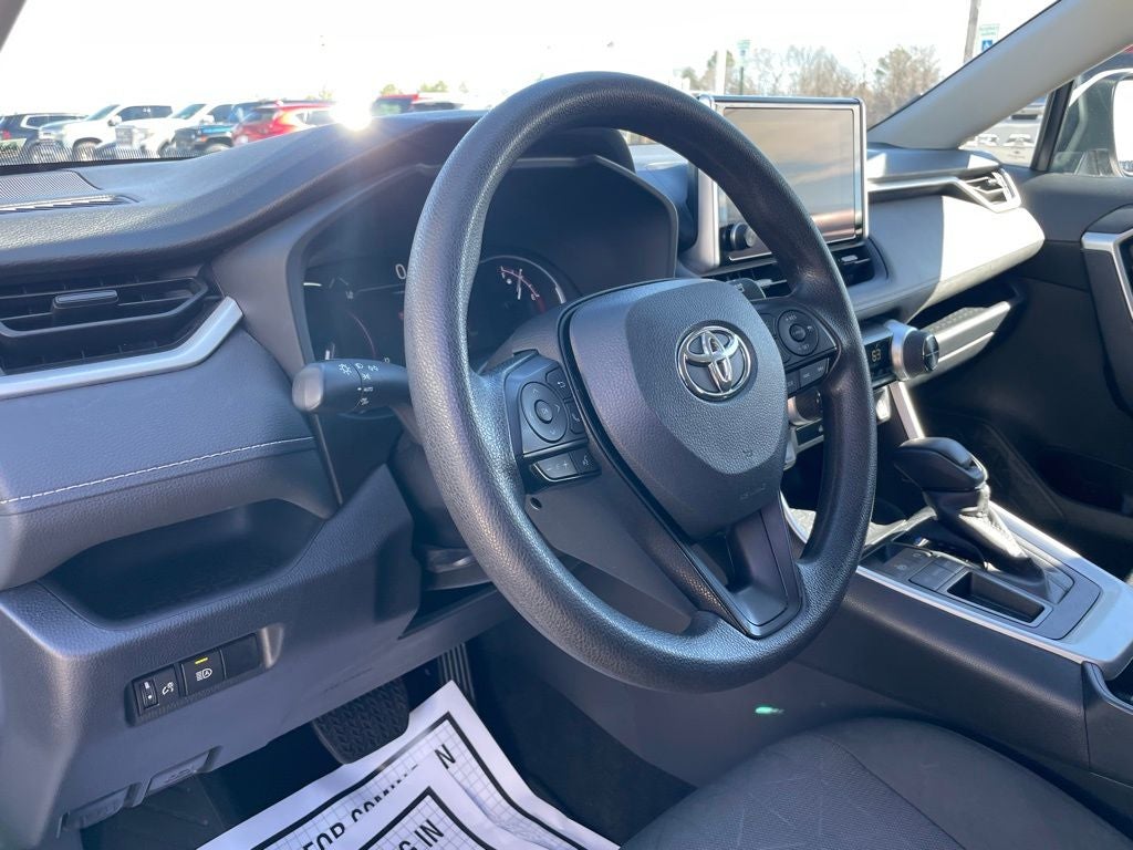 2024 Toyota RAV4 XLE - WIRELESS CARPLAY / BLIND SPOT MONITOR