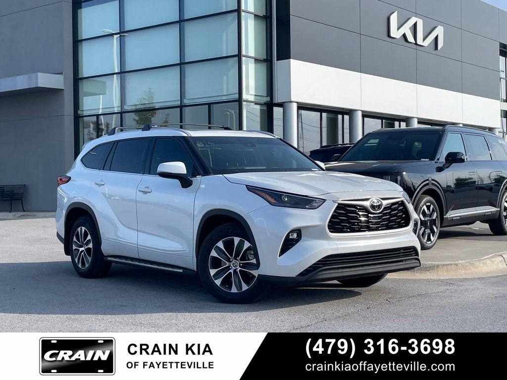 2022 Toyota Highlander XLE - POWER MOONROOF / APPLE CARPLY