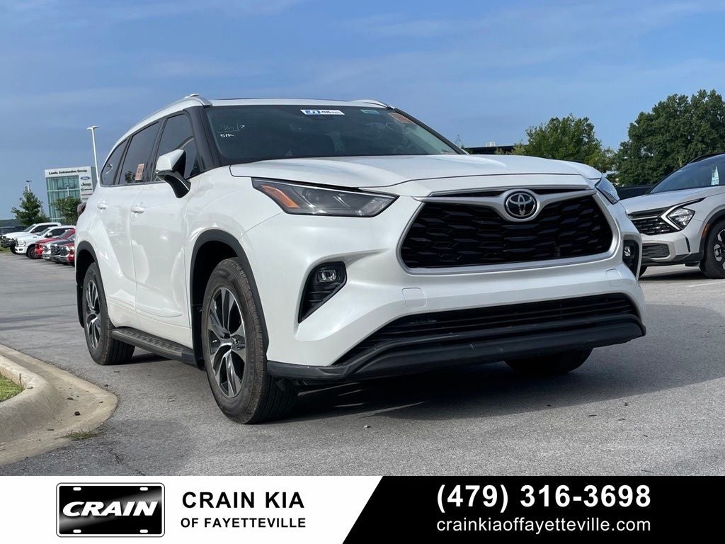 2022 Toyota Highlander XLE - POWER MOONROOF / APPLE CARPLAY