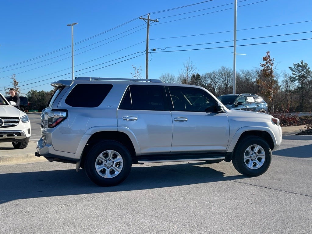 2018 Toyota 4Runner SR5 - CLEAN CARFAX / 4WD
