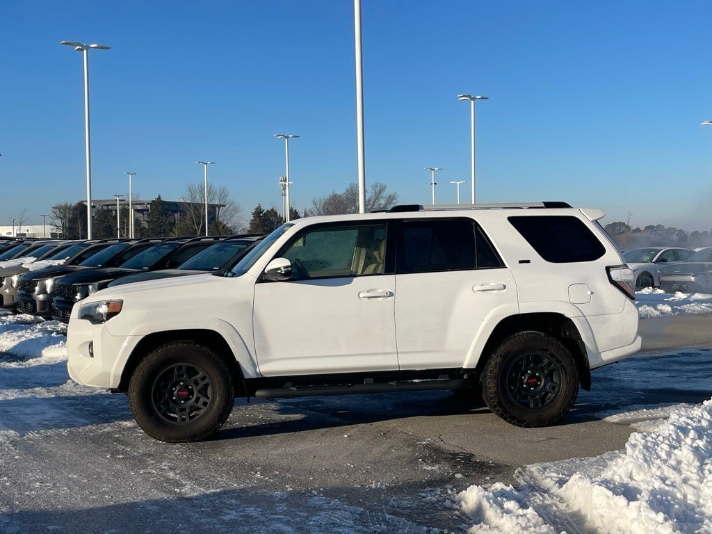 2024 Toyota 4Runner SR5 Premium - LIGHT INTERIOR / APPLE CARPLAY