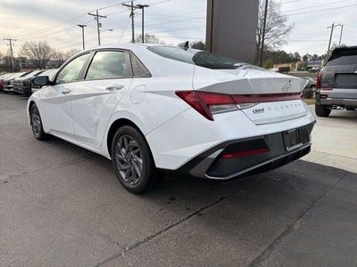 2024 Hyundai ELANTRA SEL