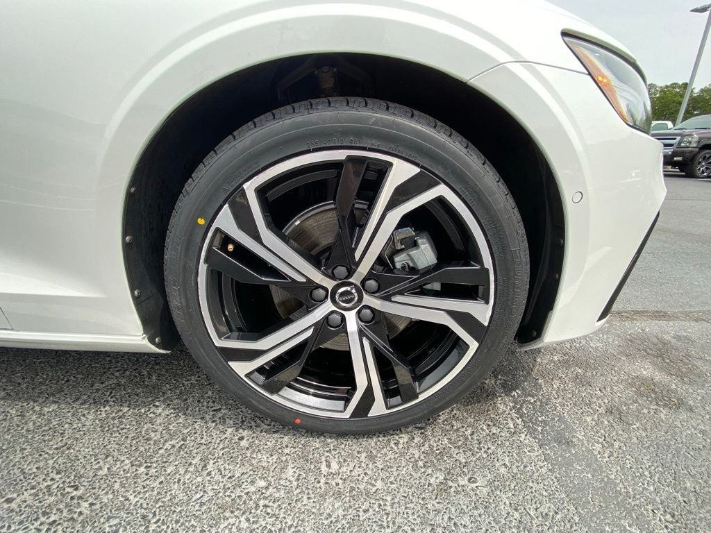 2024 Volvo S60 B5 Plus Dark Theme
