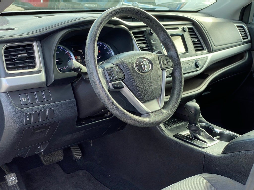 2017 Toyota Highlander LE LOW MILES 3RD ROW