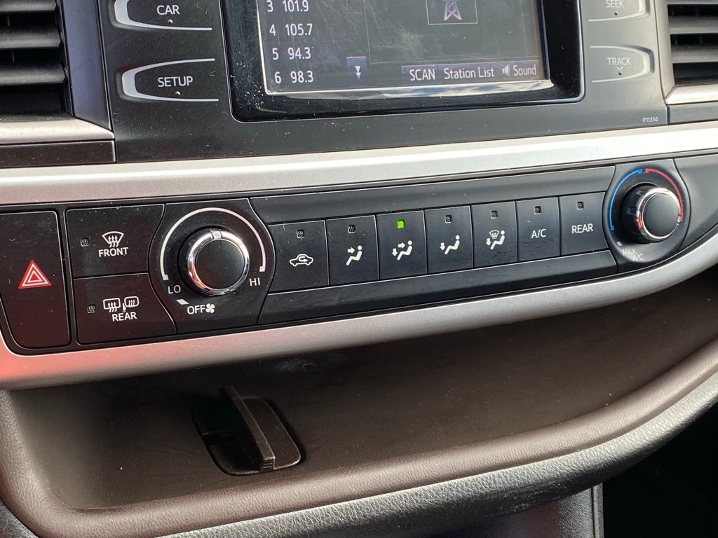 2017 Toyota Highlander LE LOW MILES 3RD ROW