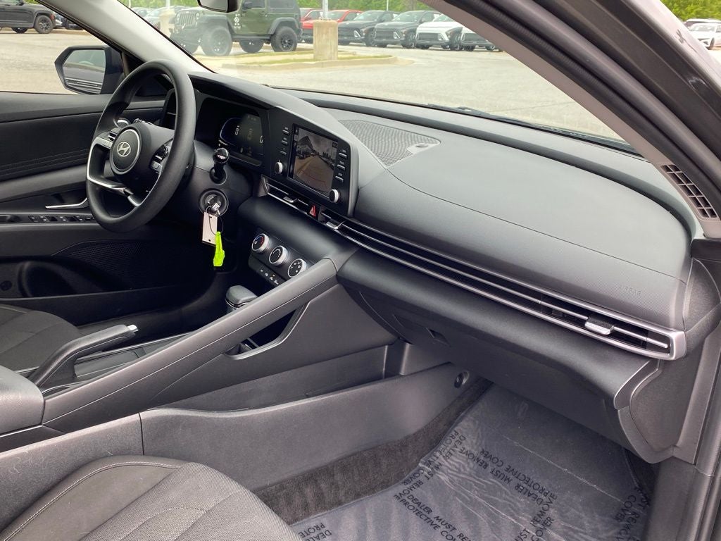 2024 Hyundai ELANTRA SE