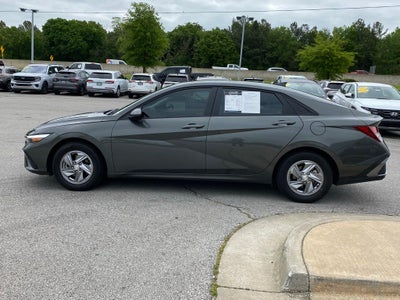 2024 Hyundai ELANTRA SE
