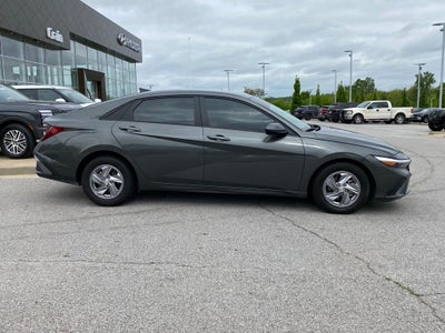 2024 Hyundai ELANTRA SE