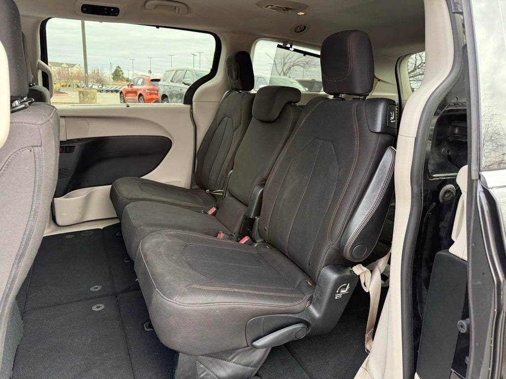 2017 Chrysler Pacifica Touring L LOW PRICED VAN!