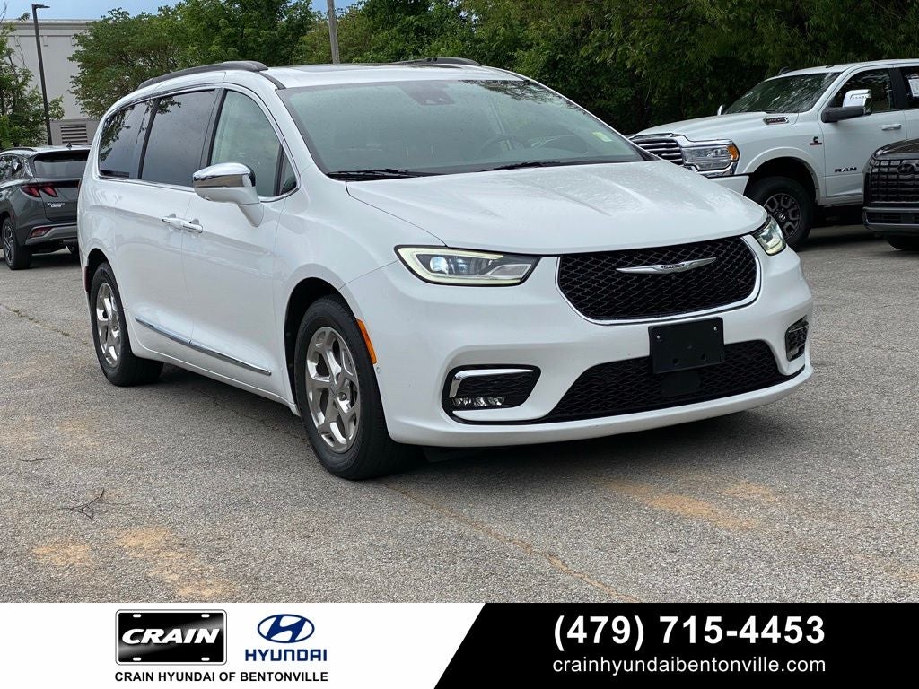 2022 Chrysler Pacifica Limited's photo