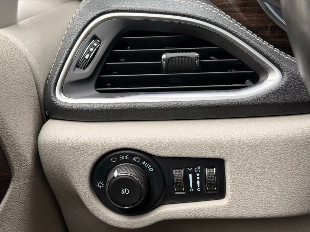 2022 Chrysler Pacifica Limited - Photo 10
