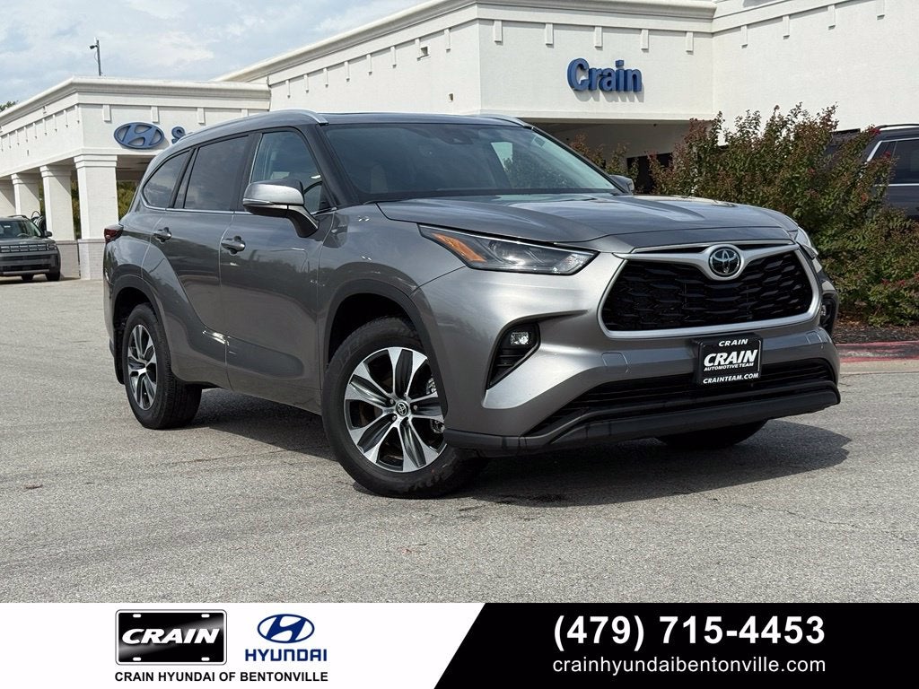 2025 Toyota Highlander XLE - AWD / SUNROOF / CLEAN CARFAX