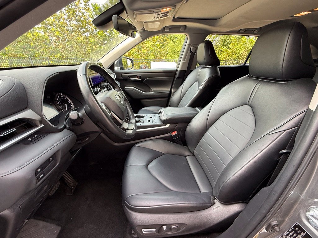 2025 Toyota Highlander XLE - AWD / SUNROOF / CLEAN CARFAX