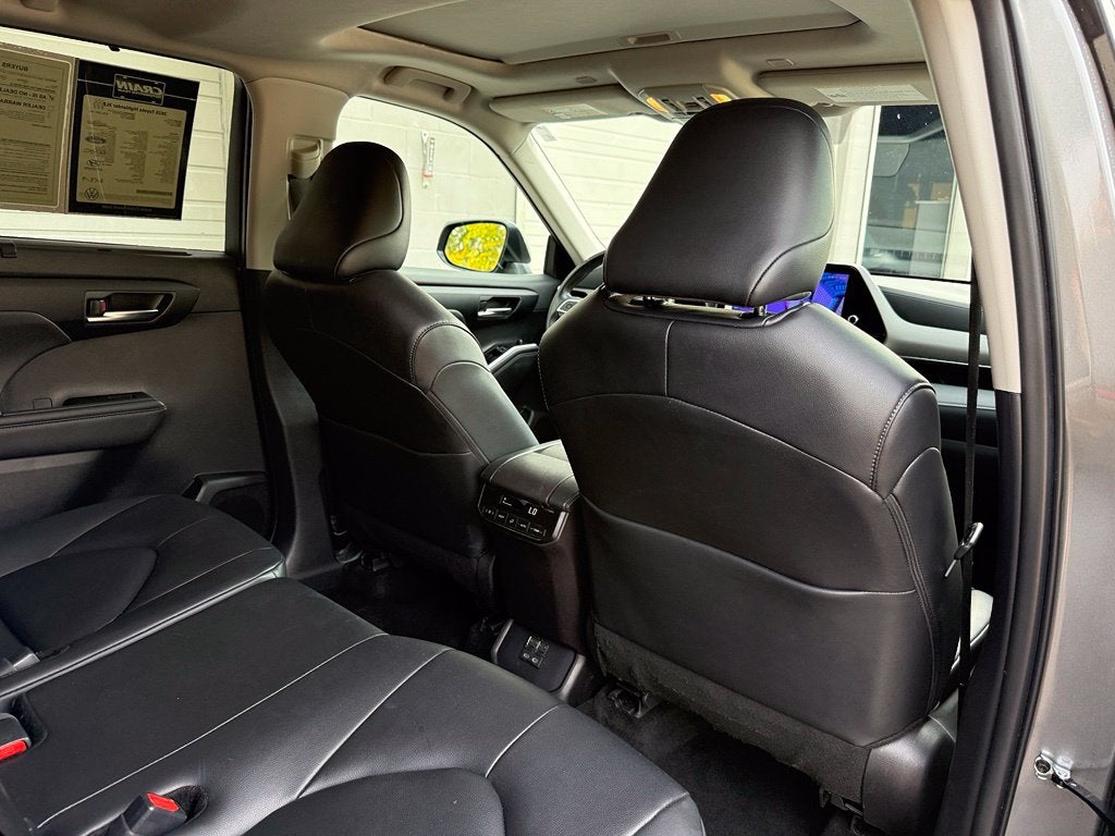 2025 Toyota Highlander XLE - AWD / SUNROOF / CLEAN CARFAX