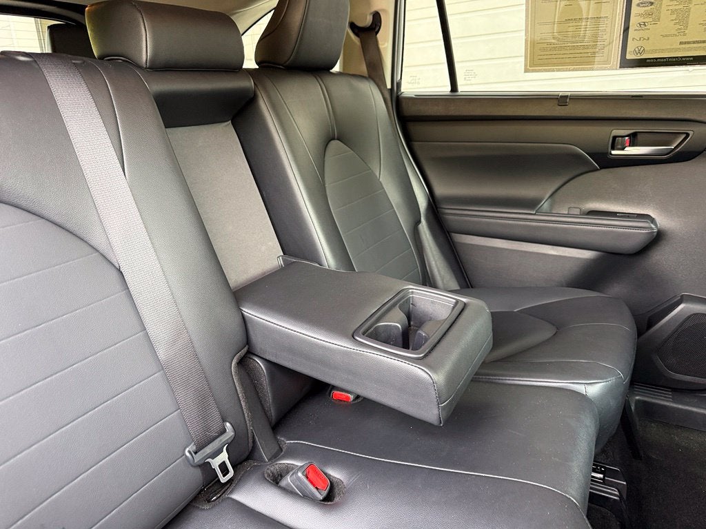 2025 Toyota Highlander XLE - AWD / SUNROOF / CLEAN CARFAX