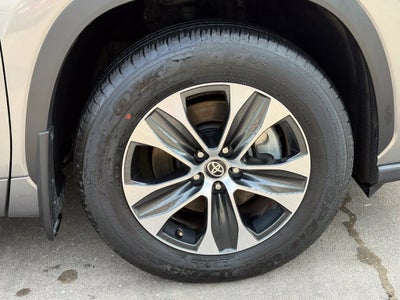 2025 Toyota Highlander XLE - AWD / SUNROOF / CLEAN CARFAX