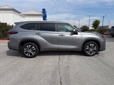 2025 Toyota Highlander XLE - AWD / SUNROOF / CLEAN CARFAX