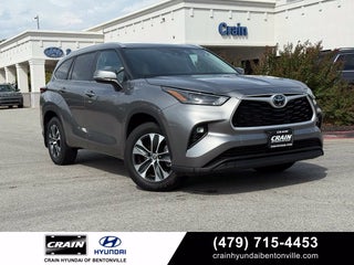 2025 Toyota Highlander XLE - AWD / SUNROOF / CLEAN CARFAX