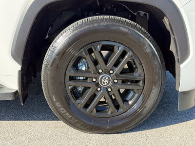 2025 Toyota Sequoia SR5 - 4WD / SUNROOF / CLEAN CARFAX