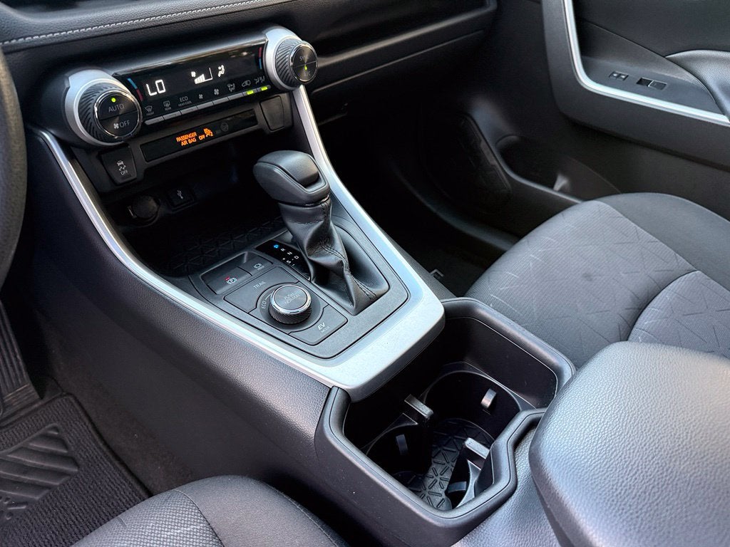 2022 Toyota RAV4 XLE - Photo 13