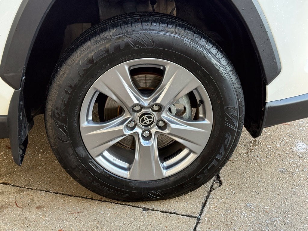 2022 Toyota RAV4 XLE - Photo 41