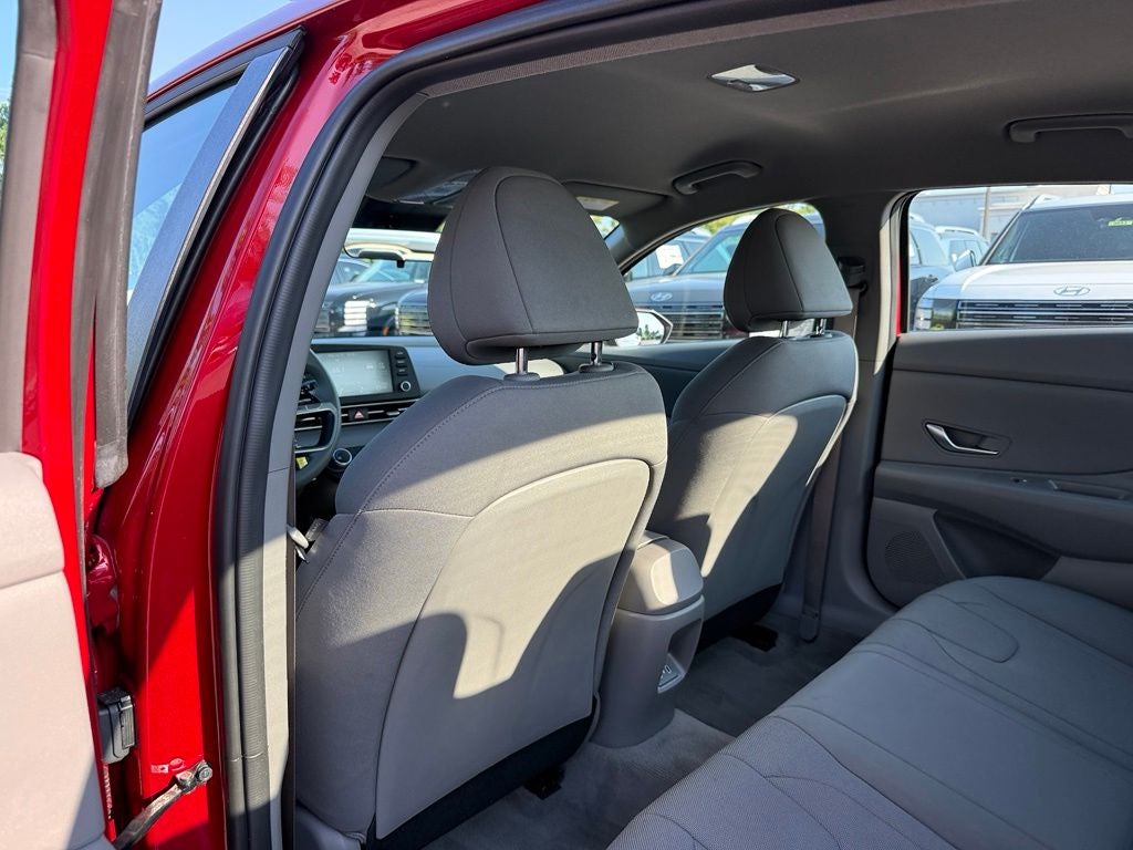 2025 Hyundai ELANTRA SE