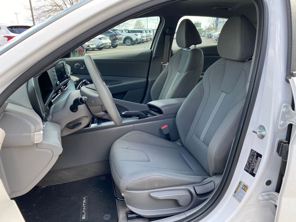 2024 Hyundai ELANTRA SE