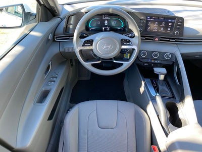 2024 Hyundai ELANTRA SE