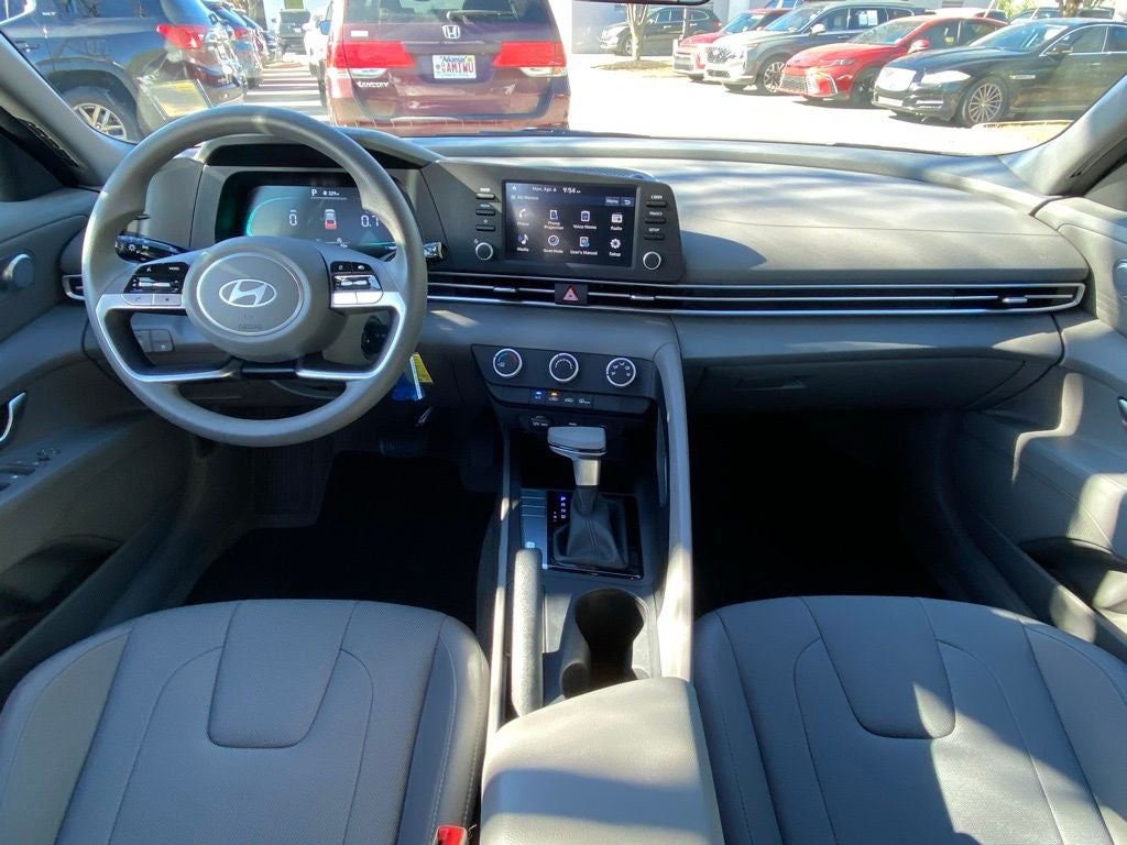 2024 Hyundai ELANTRA SE