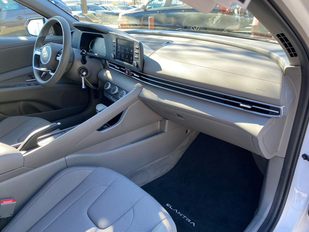 2024 Hyundai ELANTRA SE