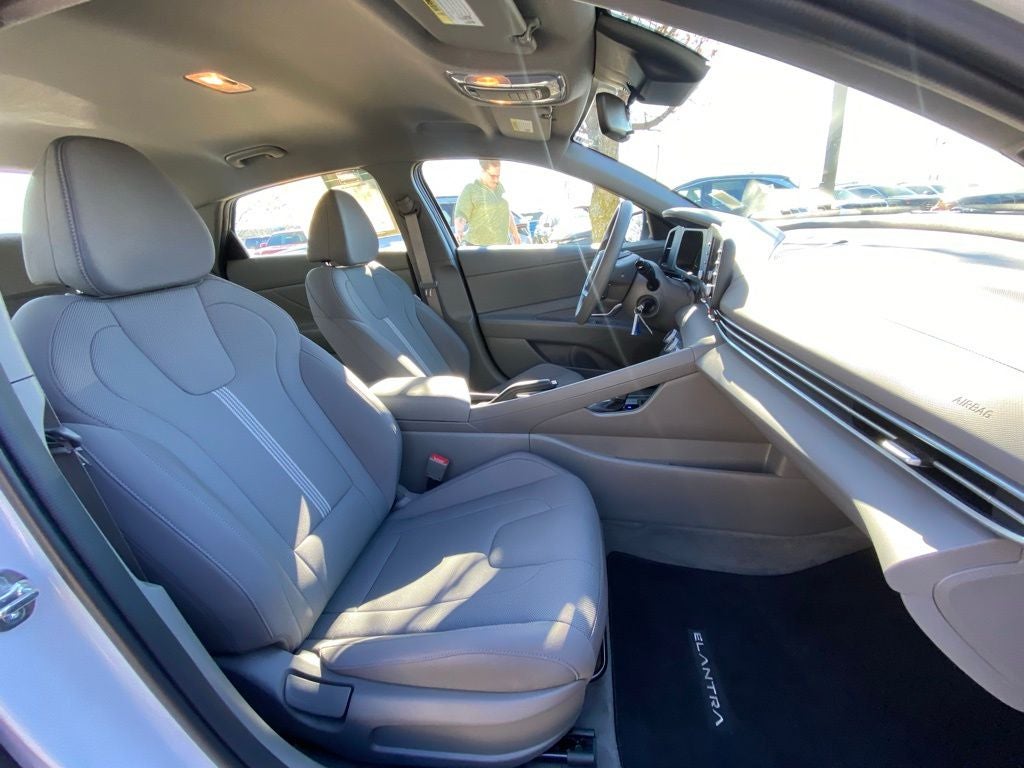 2024 Hyundai ELANTRA SE