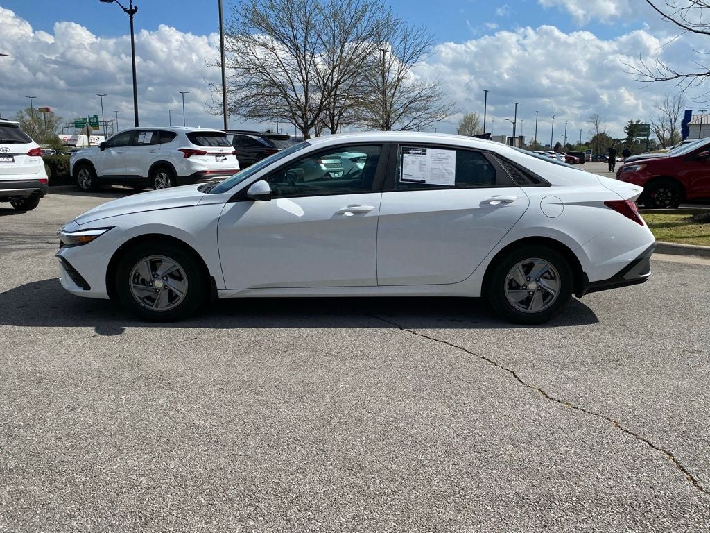 2024 Hyundai ELANTRA SE