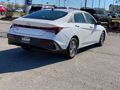 2024 Hyundai ELANTRA SE