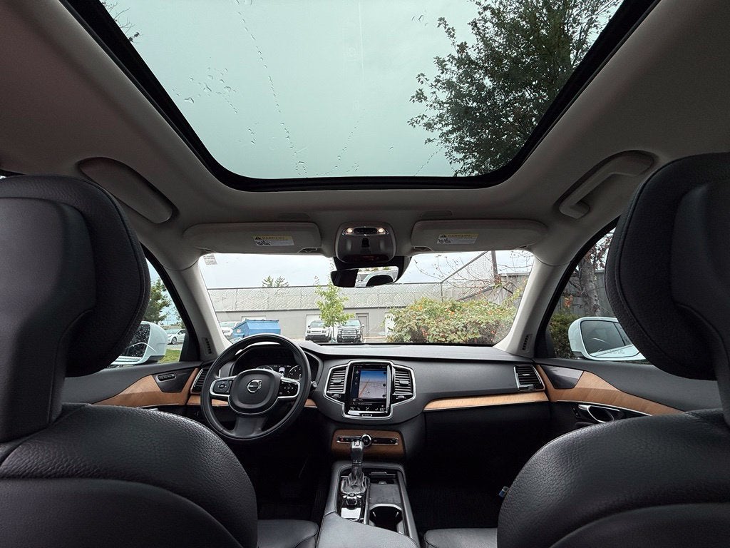 2022 Volvo XC90 T6 Momentum - AWD / PANORAMIC SUNROOF / ONE OWNER