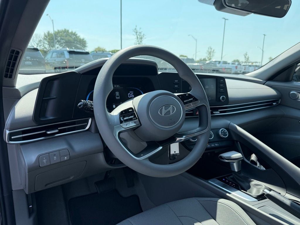 2024 Hyundai ELANTRA SE