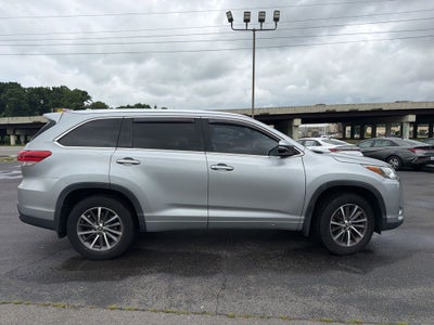 2017 Toyota Highlander XLE Navigation / Clean Carfax / Power Moonroof / 3rd R