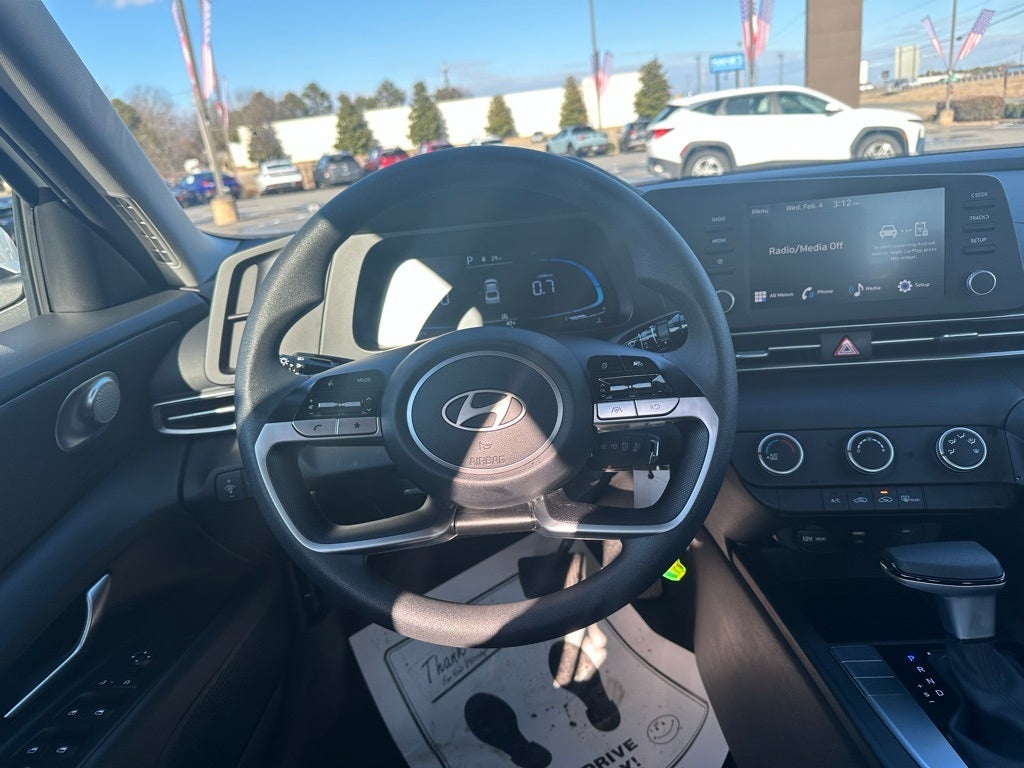 2025 Hyundai ELANTRA SE
