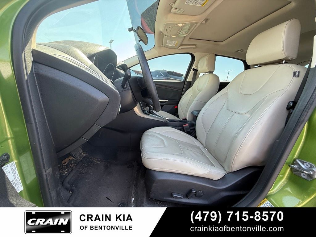 2018 Ford Focus Titanium - HATCHBACK / SUNROOF / CLEAN CARFAX / LOW MILES!