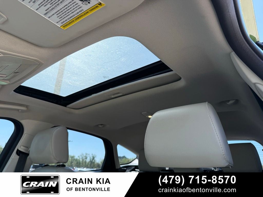 2018 Ford Focus Titanium - HATCHBACK / SUNROOF / CLEAN CARFAX / LOW MILES!