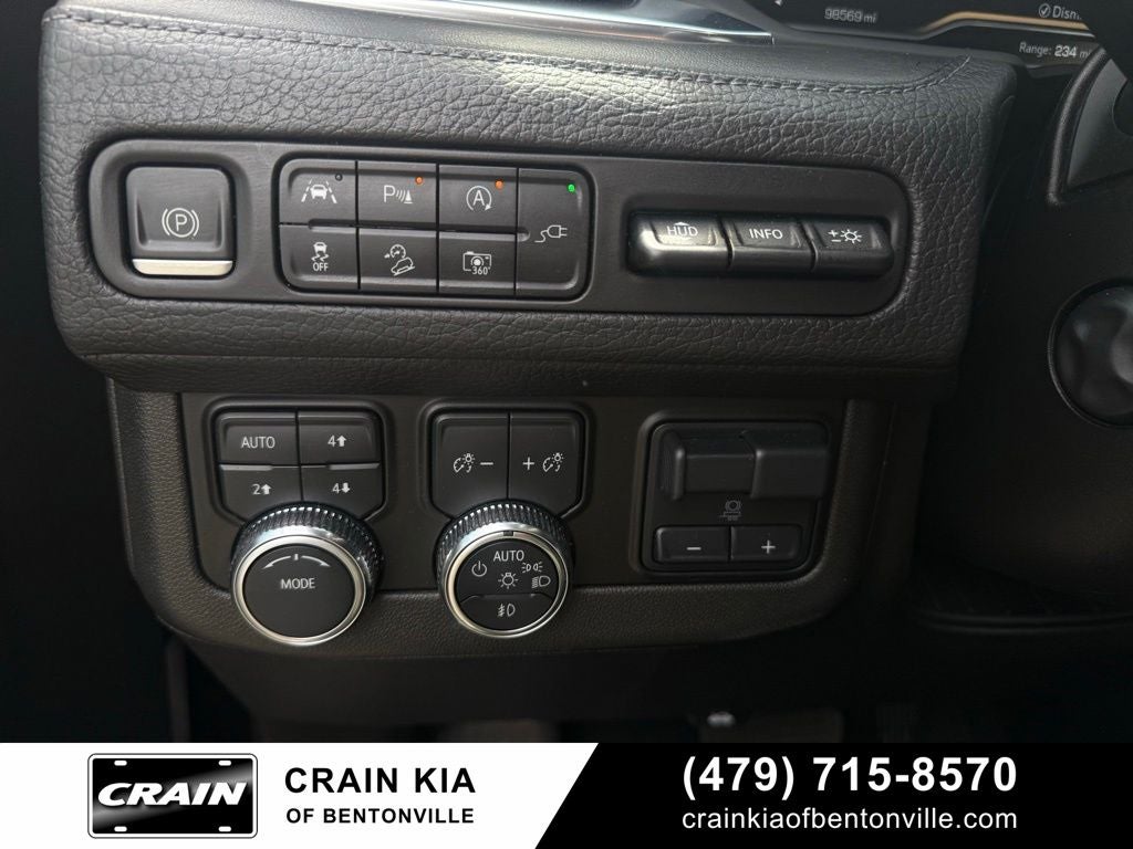 2022 GMC Yukon XL Denali - 4WD / CLEAN CARFAX