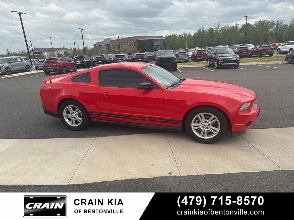 2011 Ford Mustang V6 - CLEAN CARFAX