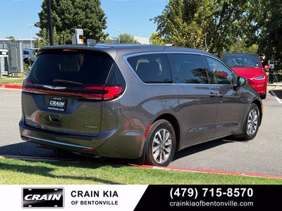 2022 Chrysler Pacifica Hybrid Touring L - CLEAN CARFAX / ONE OWNER