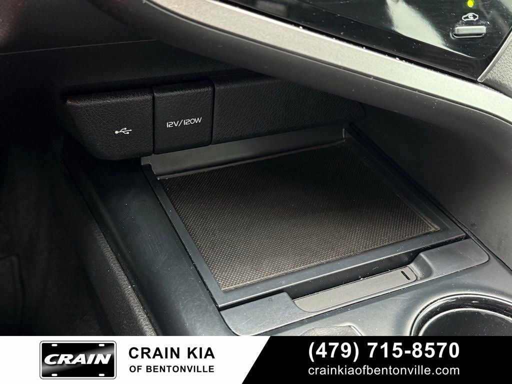 2020 Toyota Camry SE - CLEAN CARFAX / ONE OWNER