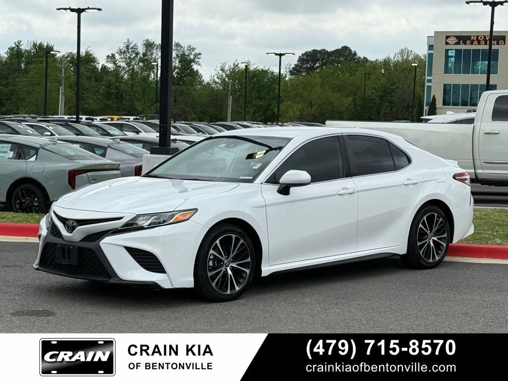 2020 Toyota Camry SE - CLEAN CARFAX / ONE OWNER