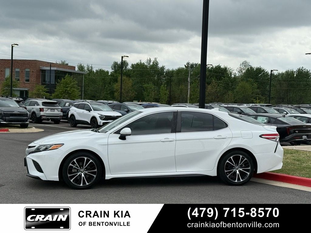 2020 Toyota Camry SE - CLEAN CARFAX / ONE OWNER