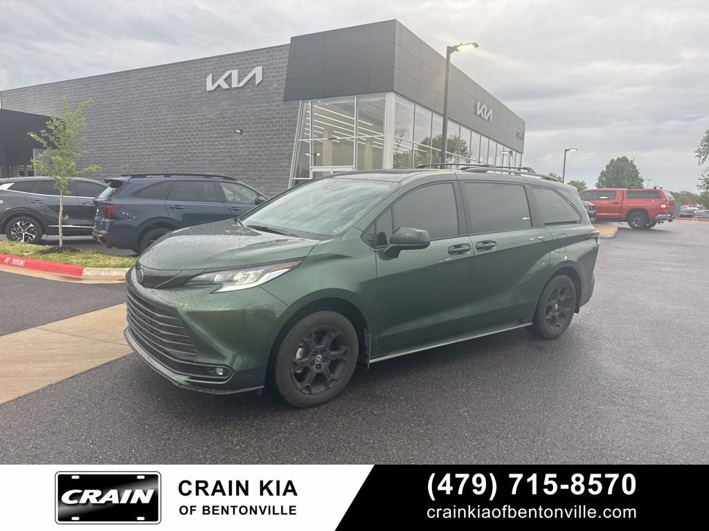 2025 Toyota Sienna Woodland Edition - AWD / DVD / SUNROOF