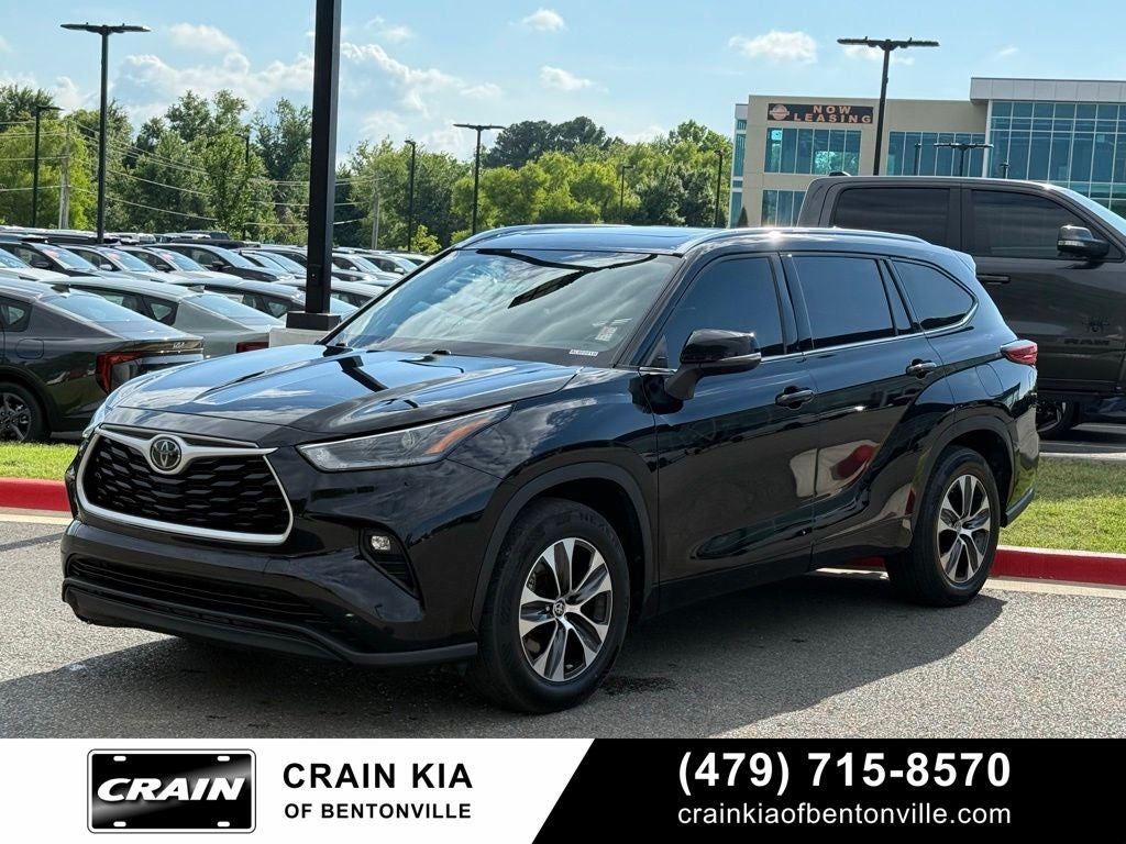 2021 Toyota Highlander XLE - CLEAN CARFAX / SUNROOF