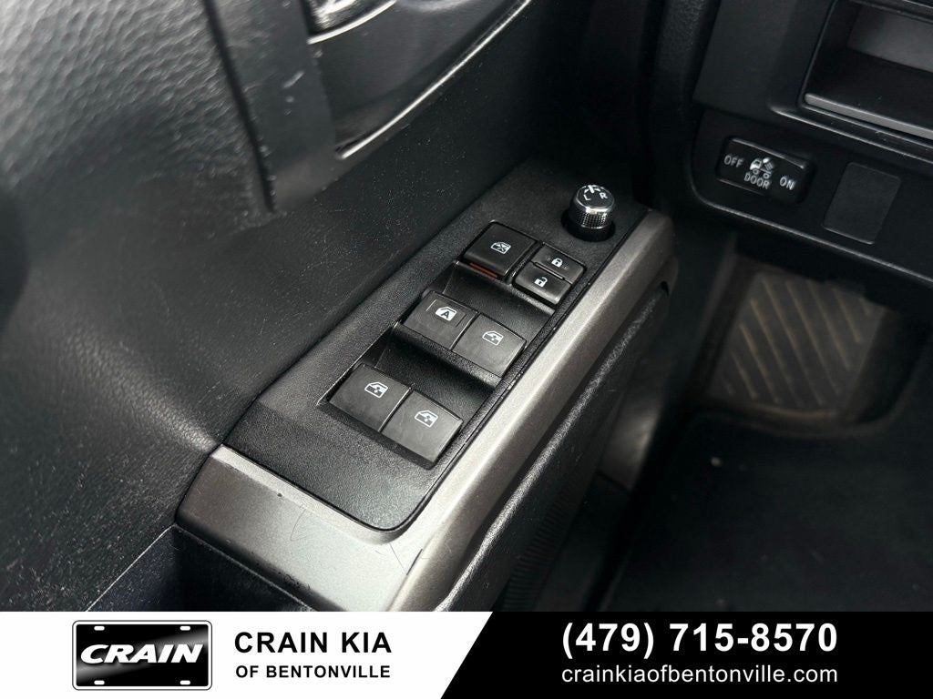 2017 Toyota Tacoma SR5 V6 - 4WD / CARFAX ONE OWNER