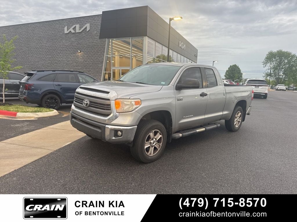 2015 Toyota Tundra SR5 - 4WD / CLEAN CARFAX HISTORY